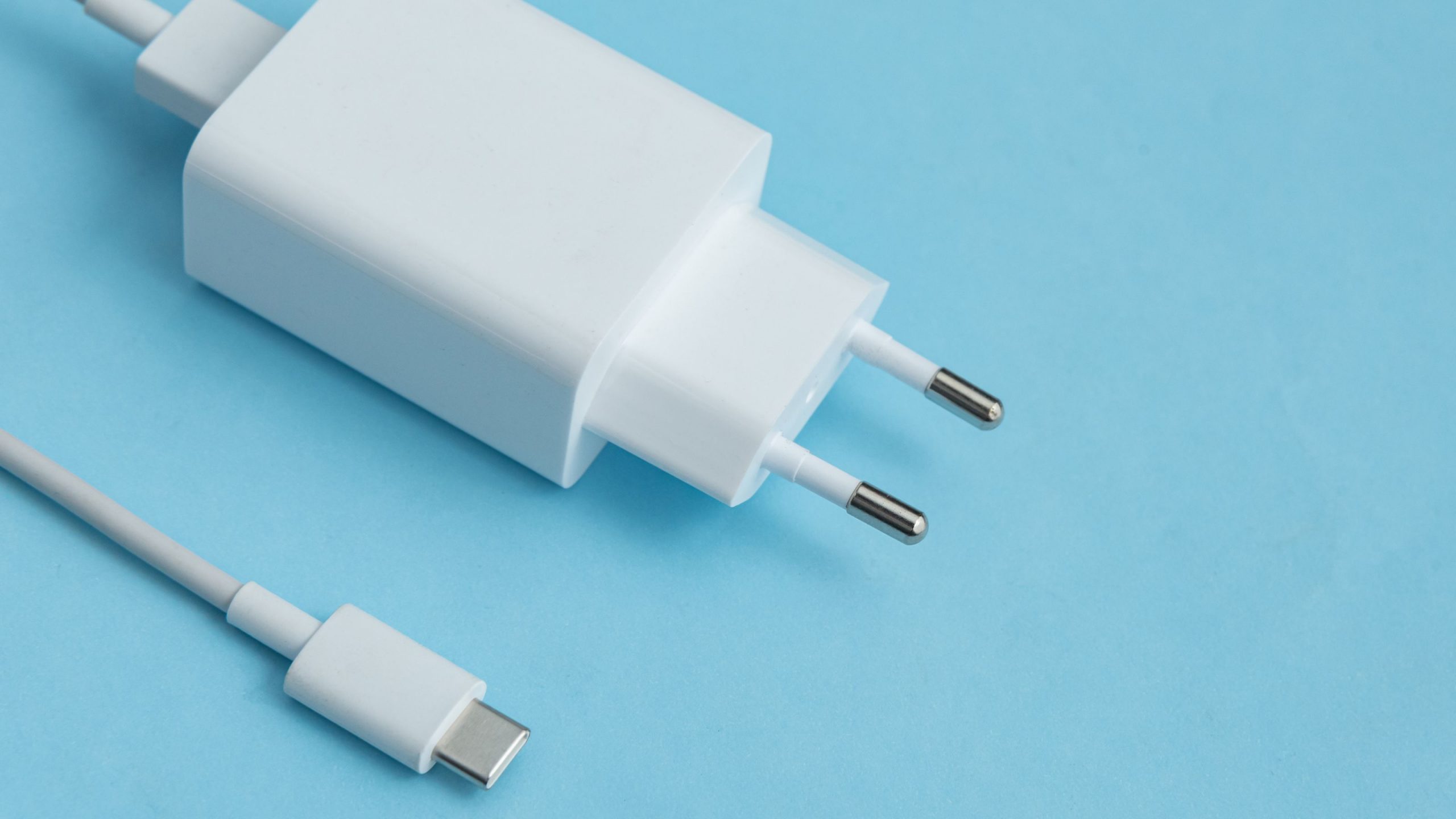 El cargador universal USB-C ya es oficial en la UE: Apple tiene